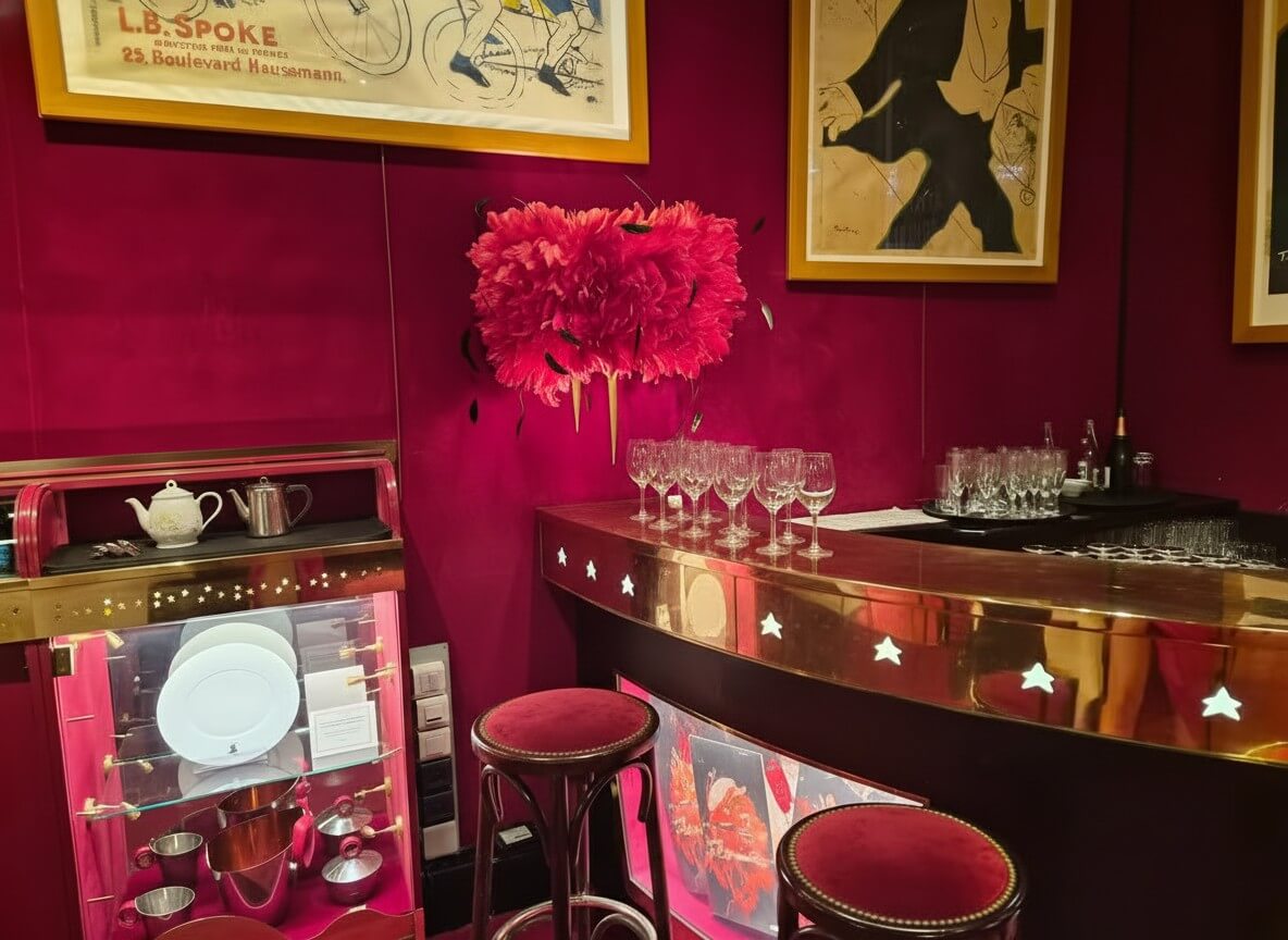 Bar interior del Moulin Rouge con carteles de Toulouse-Lautrec